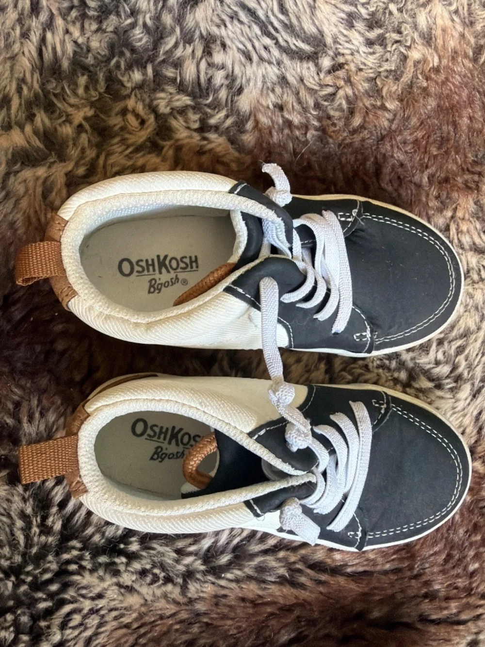 OshKosh boy shoes size 9M